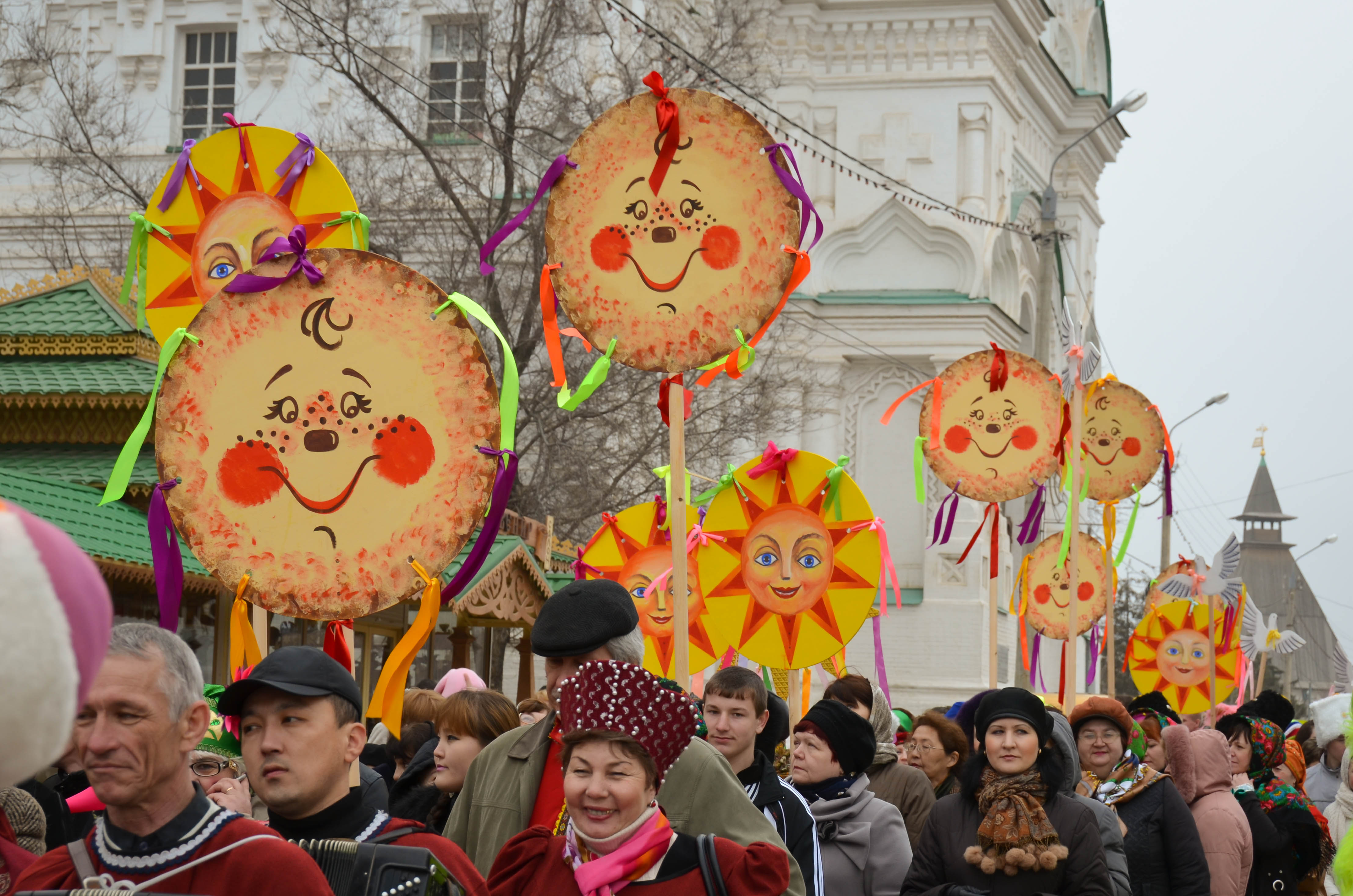 Украсить на масленицу в детском саду. Масленица Москва 2021. Украшение площадки на Масленицу. Украшение на Масленицу в детском. Украшение на Масленицу в детском саду.